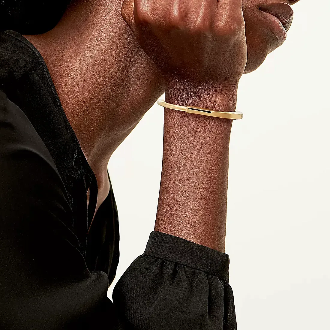 Tiffany & Co. Браслет Lock Bangle Yellow Gold - фото 2