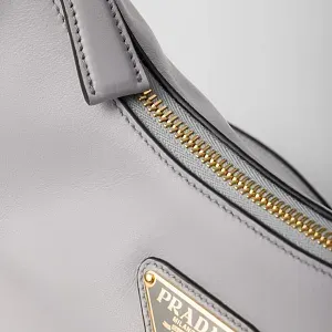 Prada Маленькая кожаная сумка через плечо Arque Granite Gray - фото 7
