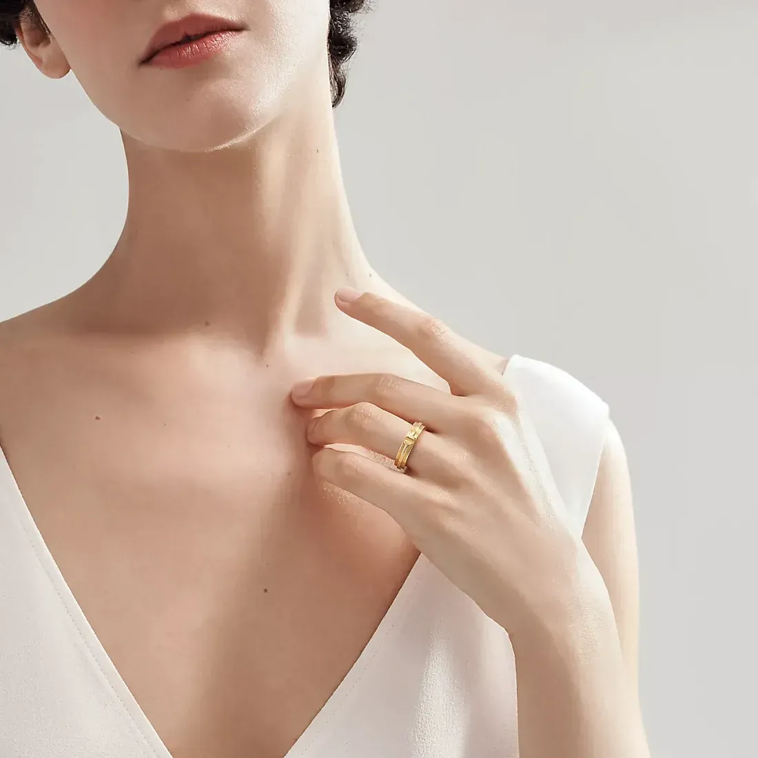 Tiffany & Co. Кольцо T Narrow Ring Yellow Gold - фото 2