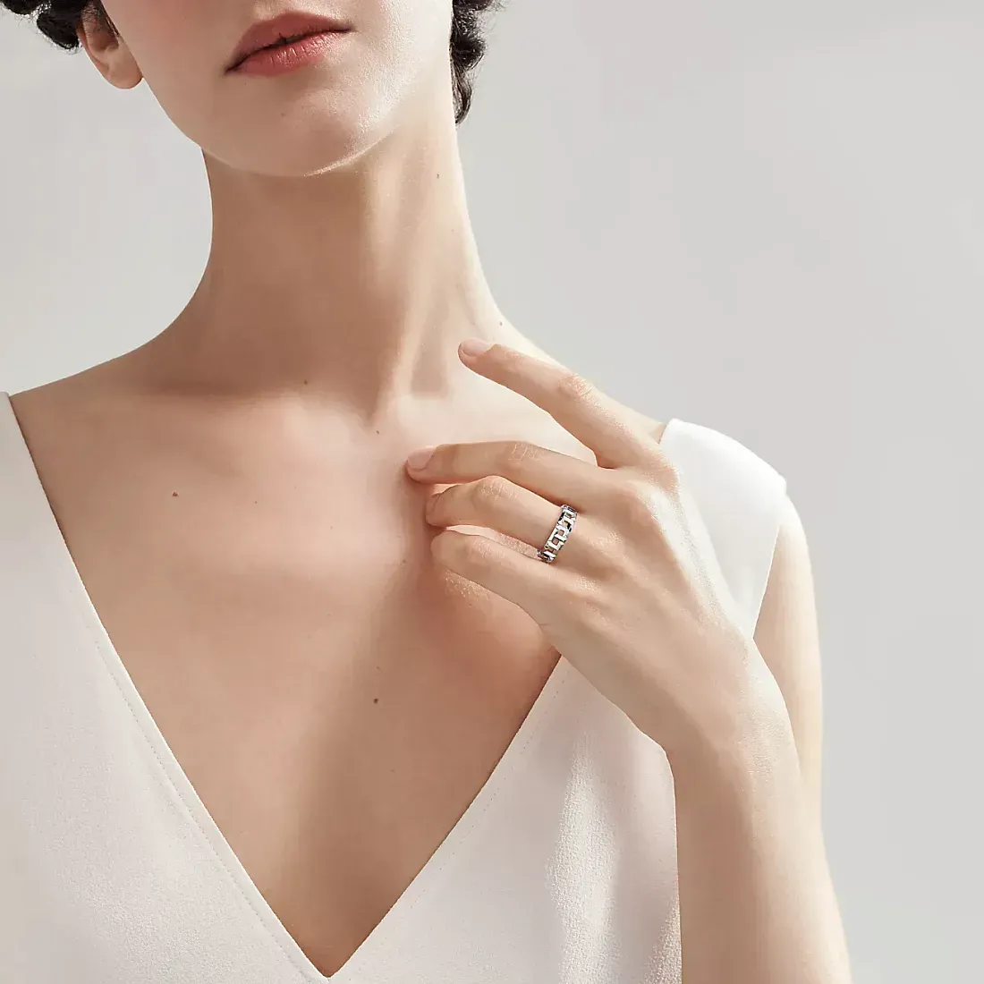 Tiffany & Co. Кольцо T True Wide Ring White Gold - фото 2