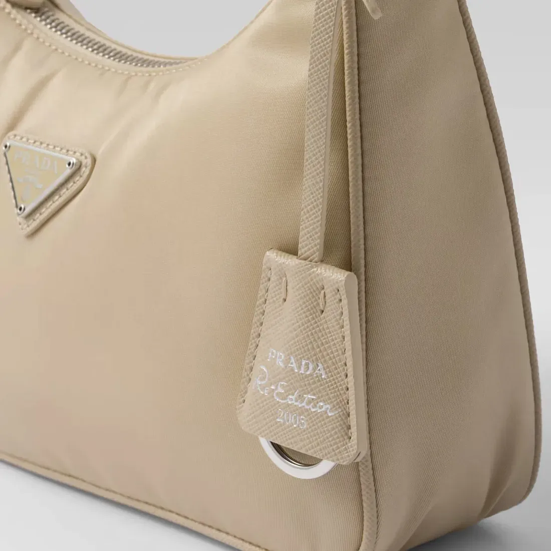 Prada Мини-сумка Re-Edition 2005 из Re-Nylon и сафьяновой кожи Desert Beige - фото 6