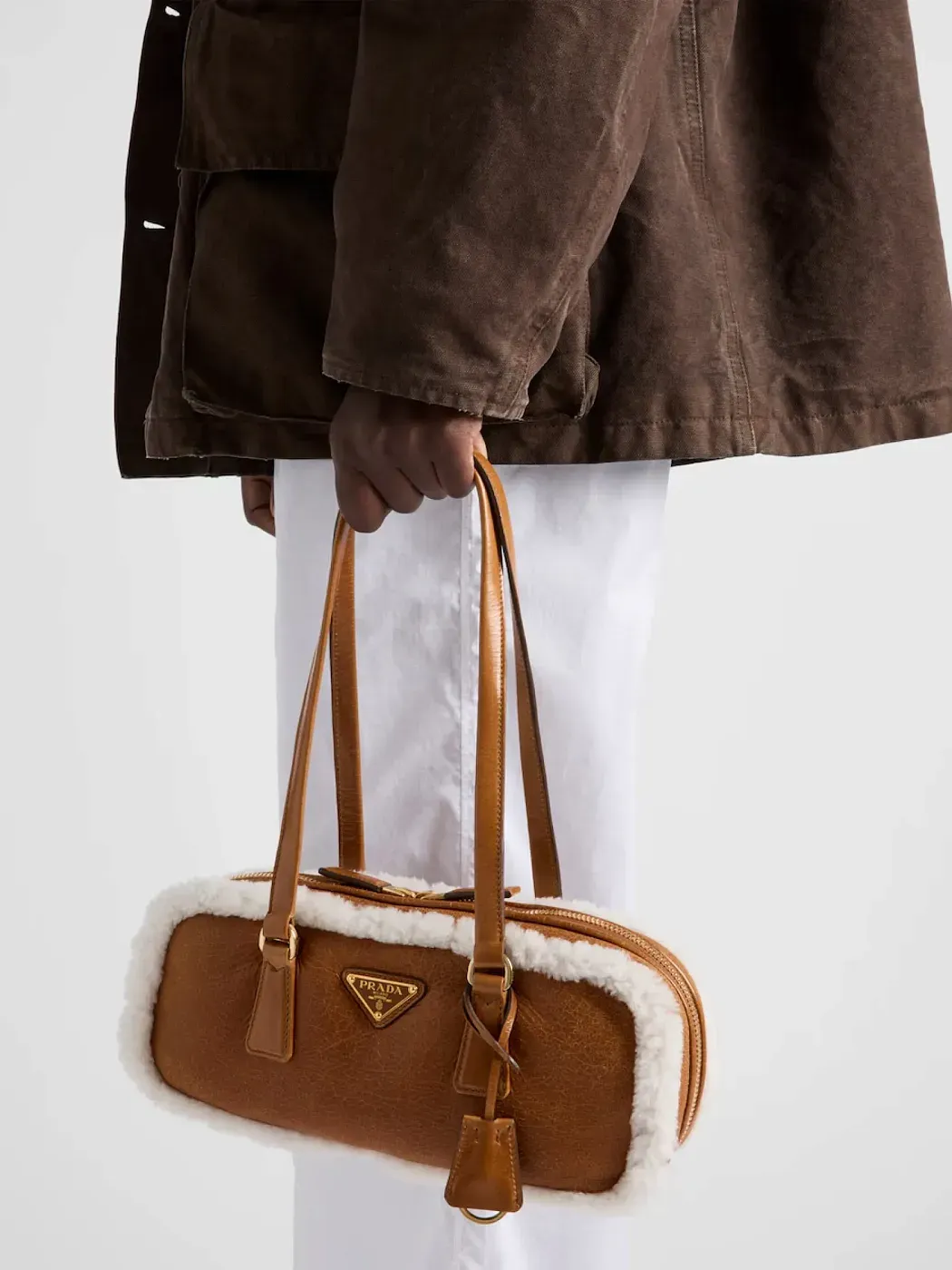 Prada Средняя сумка с двумя ручками из овчины - фото 9