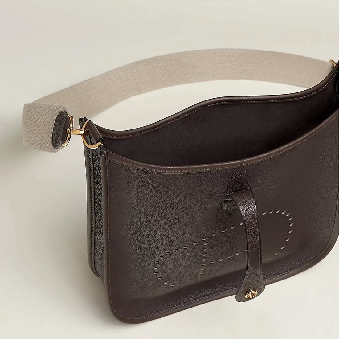 Hermès Сумка Evelyne 29 Ebene Clemence Gold Hardware - фото 3