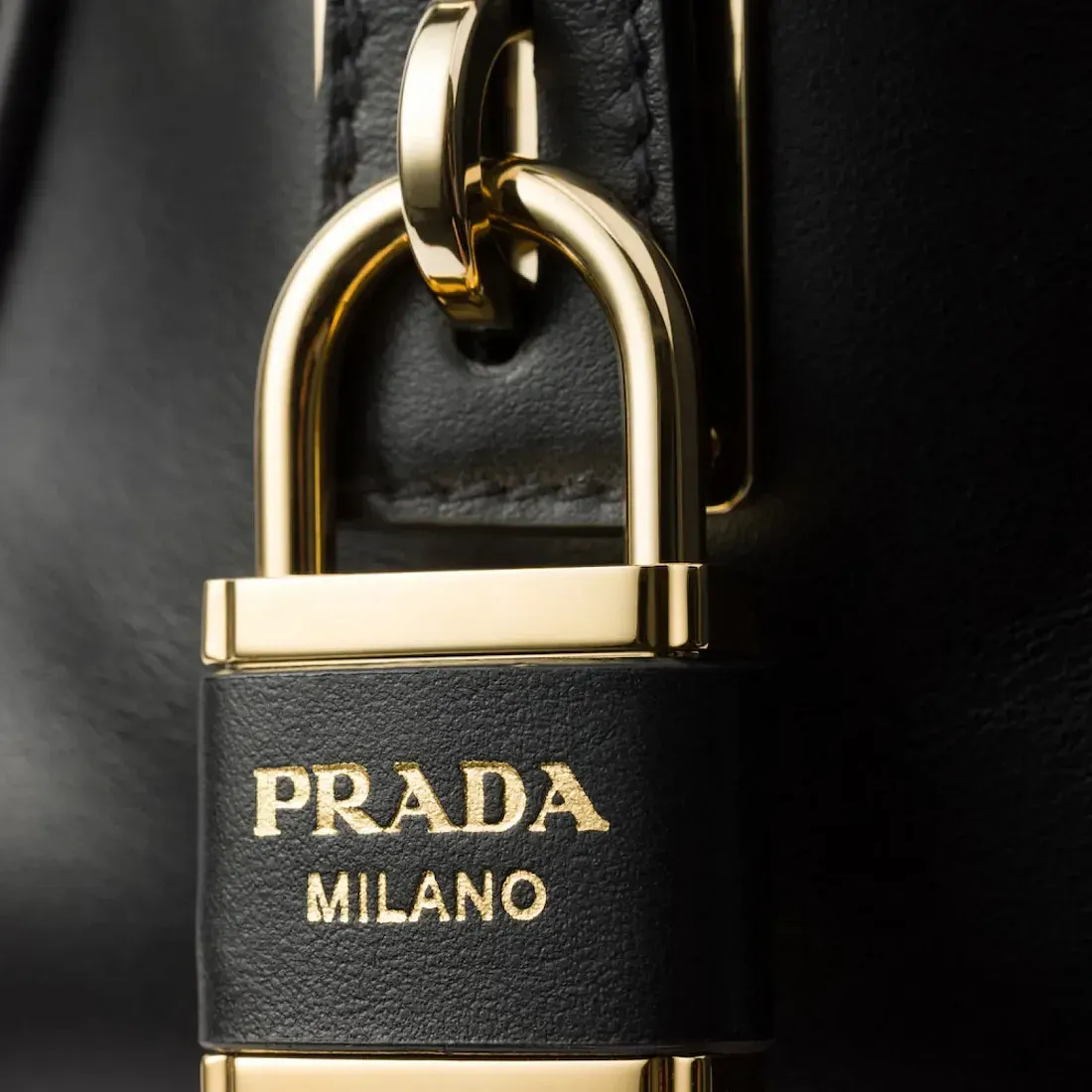 Prada Средняя сумка с верхними ручками из материала Re-Nylon и кожи с замком - фото 6