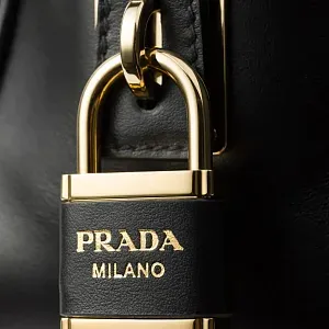 Prada Средняя сумка с верхними ручками из материала Re-Nylon и кожи с замком - фото 6