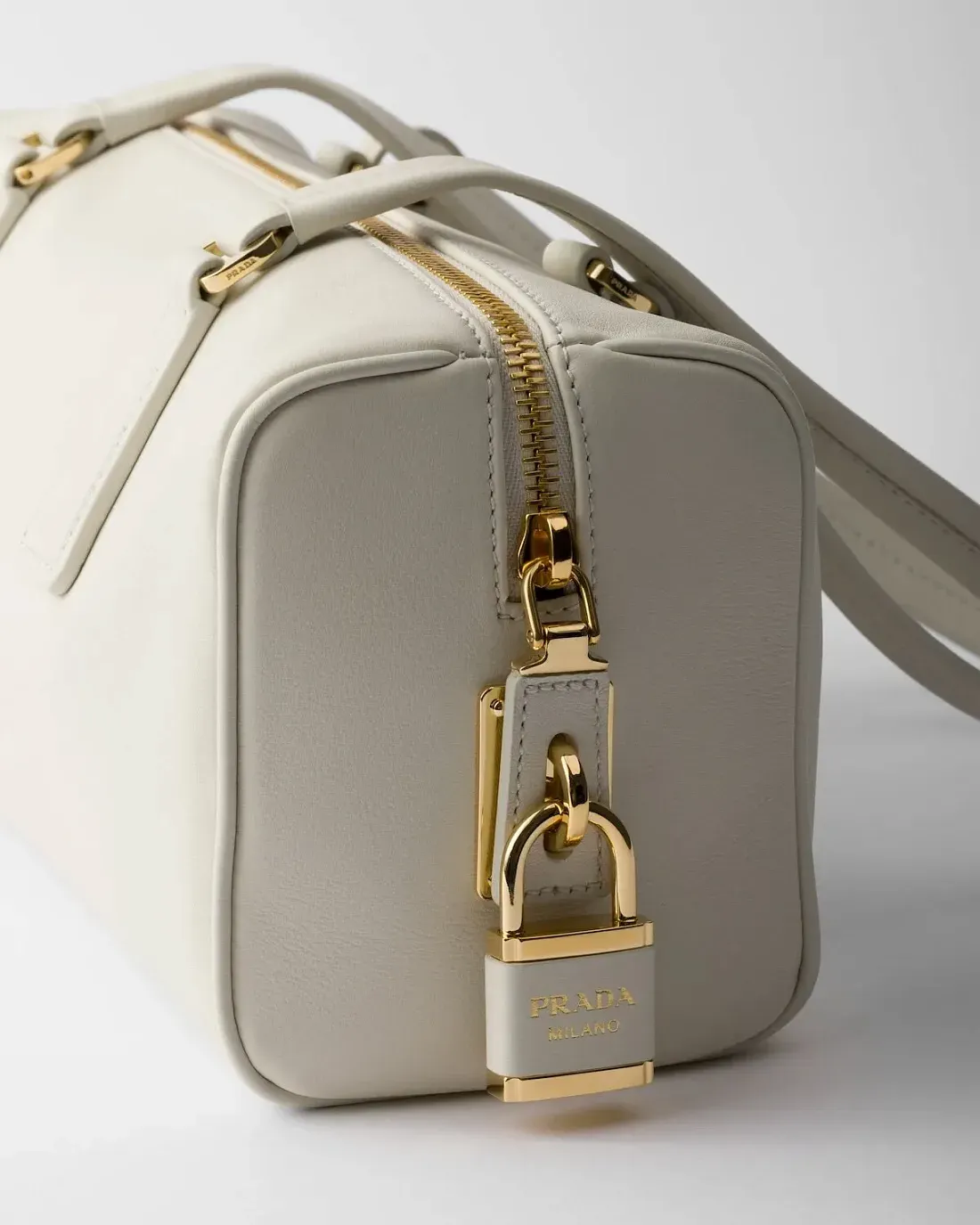Prada Кожаная сумка среднего размера с верхней ручкой и замком White - фото 3