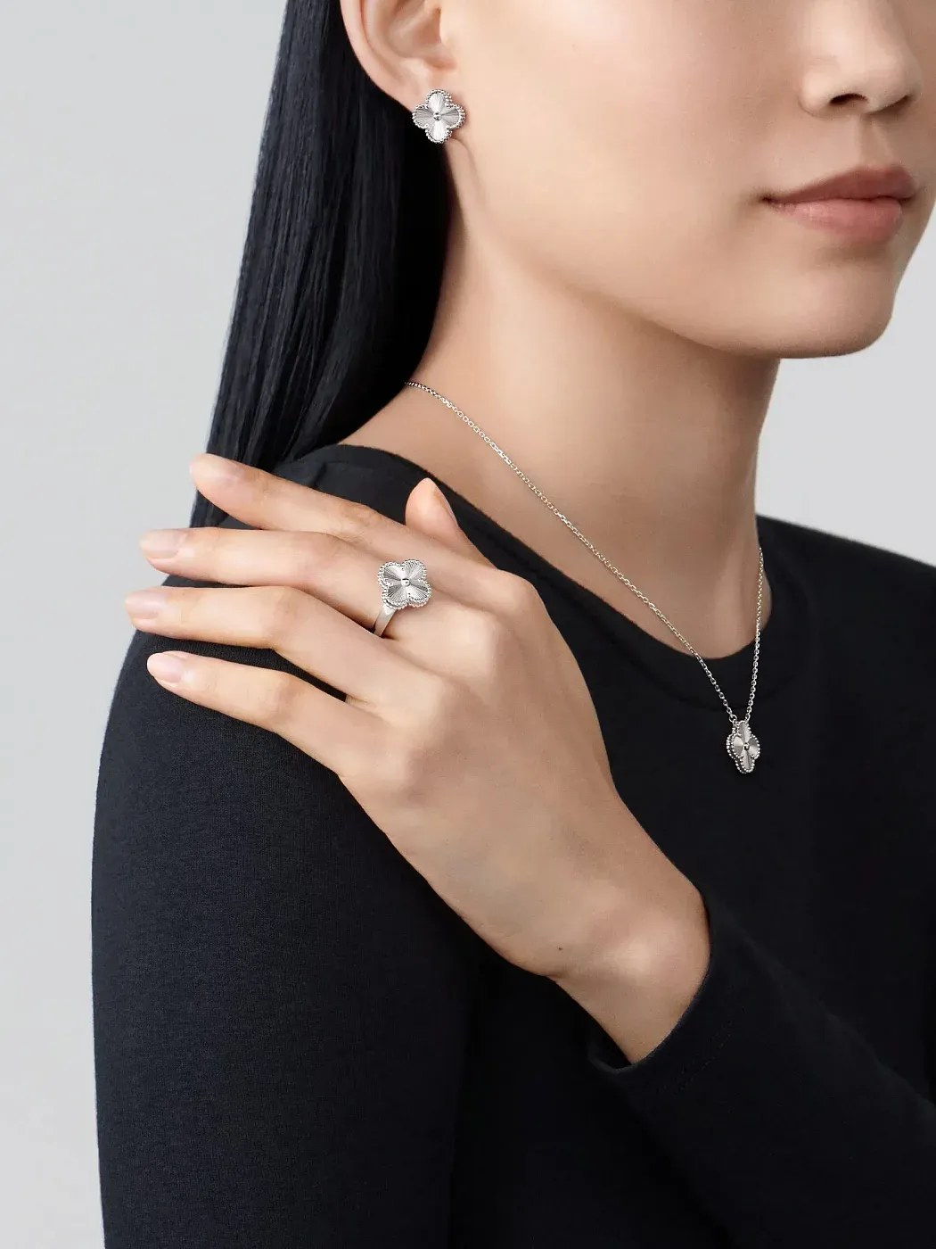 Van Cleef & Arpels Серьги Vintage Alhambra White Gold - фото 2