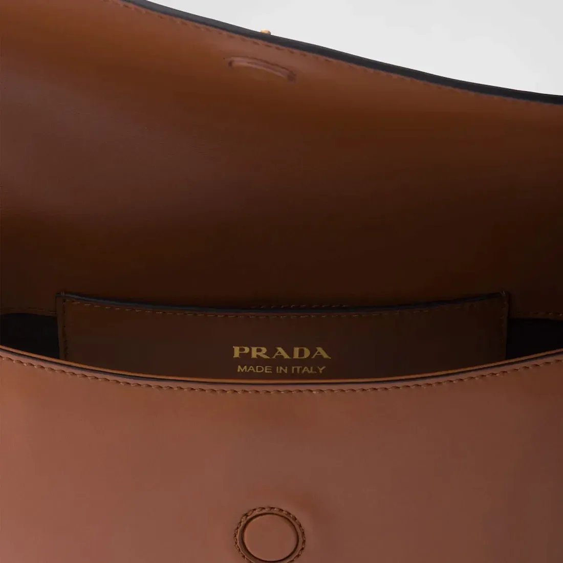 Prada Кожаная сумка Arque с клапаном Cognac - фото 7