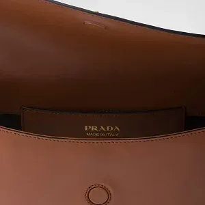 Prada Кожаная сумка Arque с клапаном Cognac - фото 7