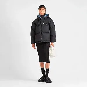 Prada Пуховая куртка с капюшоном из габардина Re-Nylon - фото 2