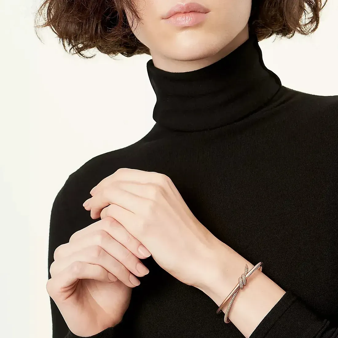 Tiffany & Co. Браслет Knot Double Row Hinged Bangle in Rose Gold with Diamonds - фото 2