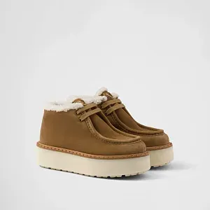 Prada Ботинки чукка из замши - фото 1