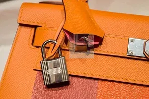 Hermès Kelly 28 Letter Apricot Feu Brique Epsom Palladium Hardware - фото 5
